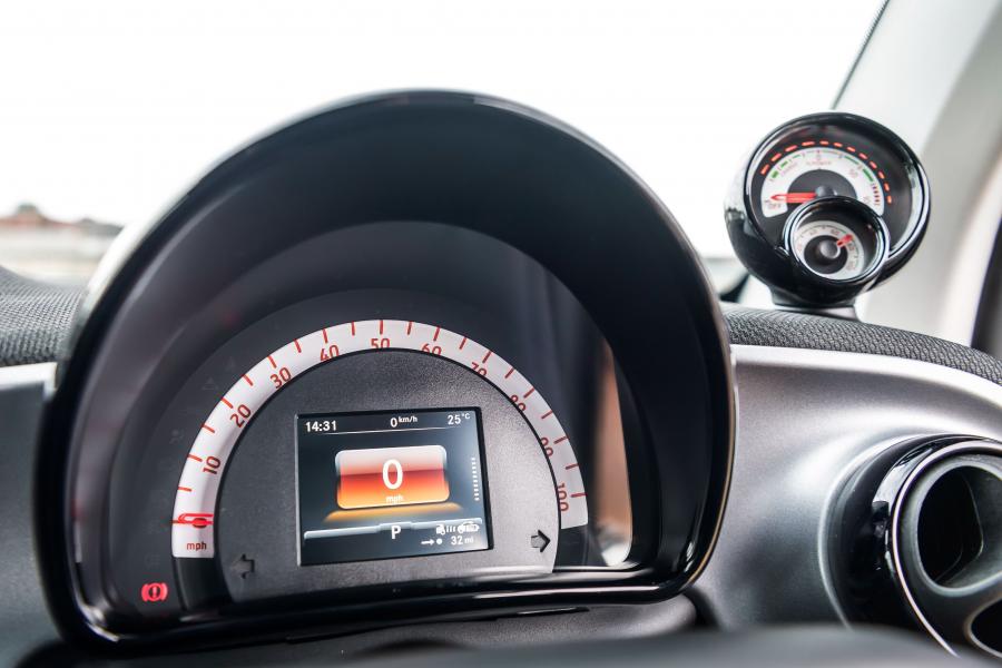 Панель приборов Smart EQ ForTwo Prime Coupe (C453) 2018 года  (UK) (фото 22 из 35)